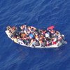 Embarcación atestada de migrantes y refugiados en la ruta central del Mediterráneo. Foto: ANSA