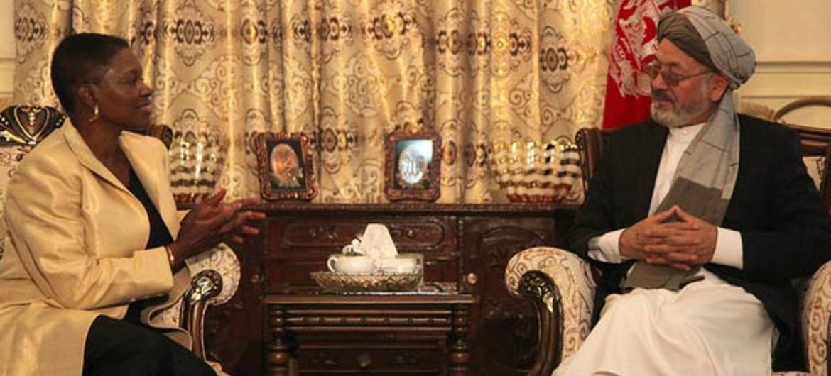 La Secrétaire générale adjointe de l'ONU aux affaires humanitaires, Valerie Amos, (à gauche) avec le Vice-président afghan Karim Khalili