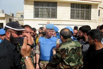 Major-General Robert Mood (centre) in the town of Al-Rastan, Homs province, Syria.