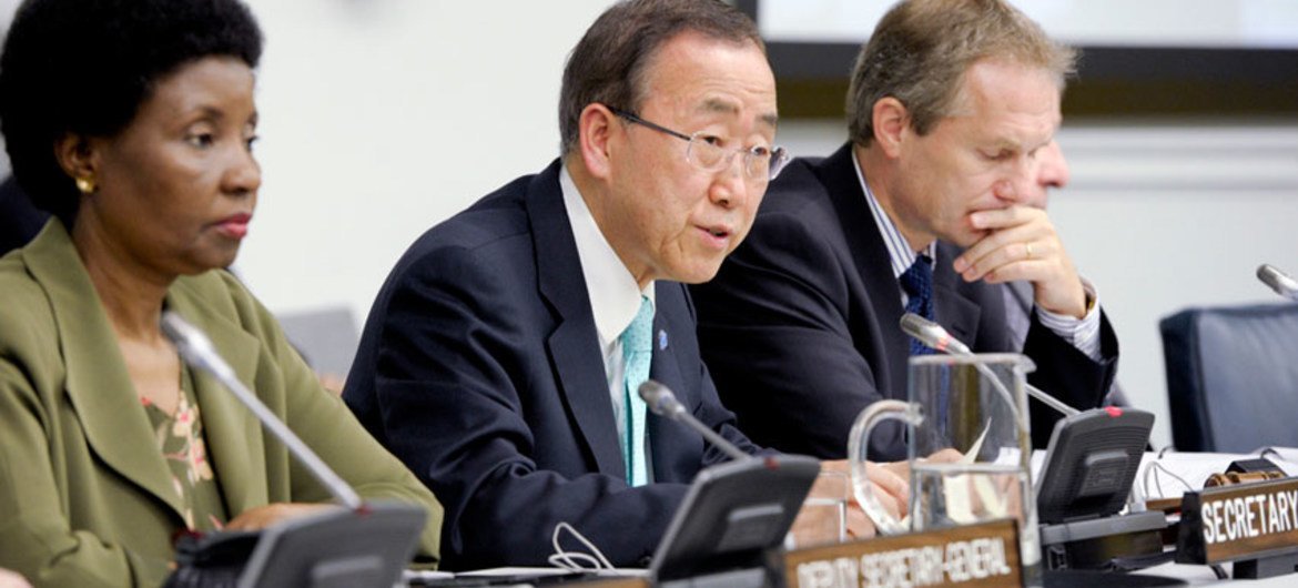 Secretary-General Ban Ki-moon (centre) briefs members of the General Assembly.