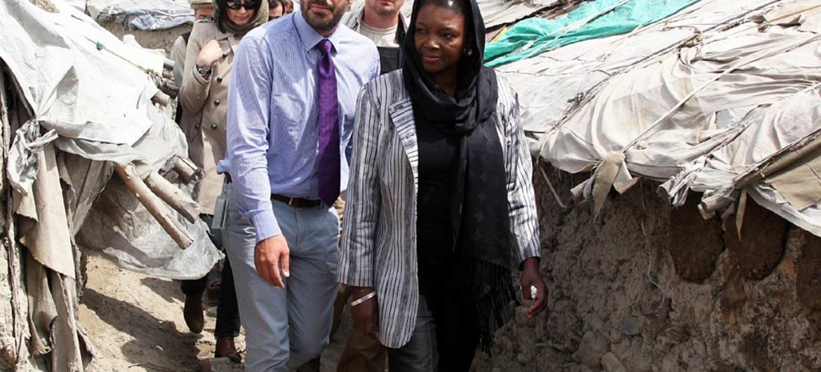 La Secrétaire générale adjointe de l'ONU aux affaires humanitaires, Valerie Amos, visite un camp de déplacés à Kaboul. Photo ONU/Fardin Waezi