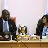 La Haut Commissaire de l'ONU aux droits de l'homme, Navi Pillay (à droite), avec le Gouverneur de l'Etat du Jonglei au Soudan du Sud. Photo ONU/Elizabeth Murekio