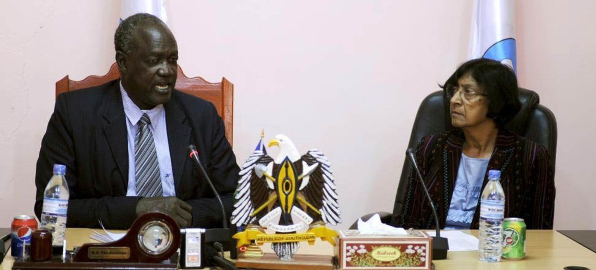 La Haut Commissaire de l'ONU aux droits de l'homme, Navi Pillay (à droite), avec le Gouverneur de l'Etat du Jonglei au Soudan du Sud. Photo ONU/Elizabeth Murekio