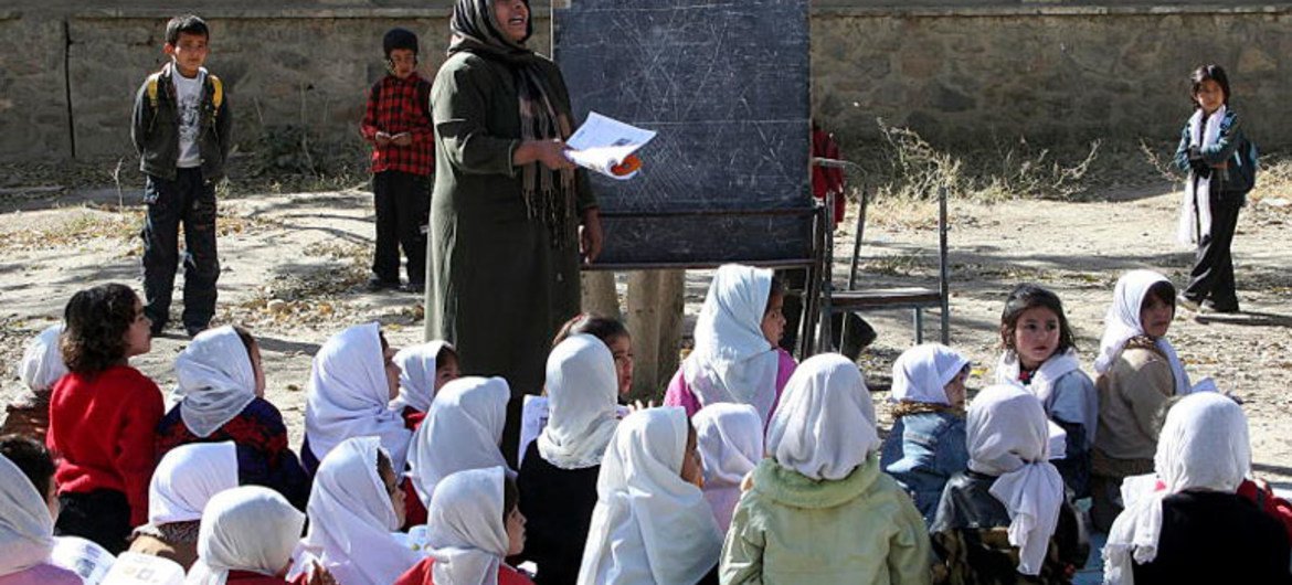 在喀布尔，一群阿富汗女孩在上课。