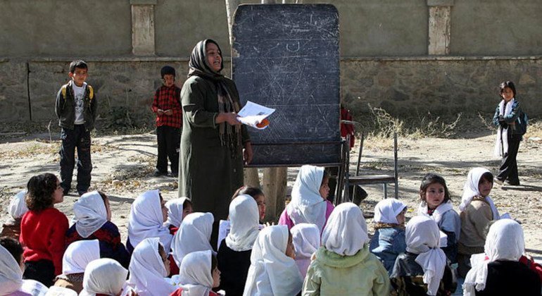 Alunas afegãs em aula na Escola Rukhsana, em Cabul