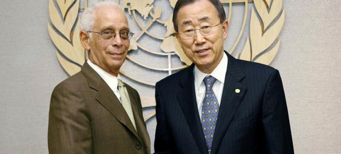 Le Secrétaire général Ban Ki-moon (à droite) avec Norman Givran, son Représentant personnel sur le différend frontalier entre le Venezuela et le Guyana. Photo ONU/Mark Garten