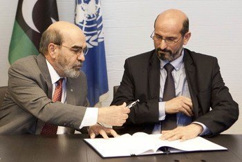 FAO Director-General José Graziano Da Silva (left) and Sulaiman Abdelhamed Boukharruba, Libya's Minister for Agriculture, sign agreement in Rome.
