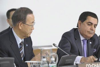 le Secrétaire général de l'ONU, Ban Ki-moon, avec le Président de l’Assemblée générale, Nassir Abdulaziz Al-Nasser. Photo ONU/Evan Schneider