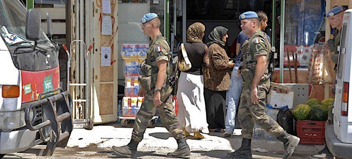 Des Casques bleus français de la Force intérimaire des Nations Unies au Liban (FINUL) patrouillant à Bint Jbeil, dans le sud du pays. Photo UNIFIL/Jorge Aramburu.