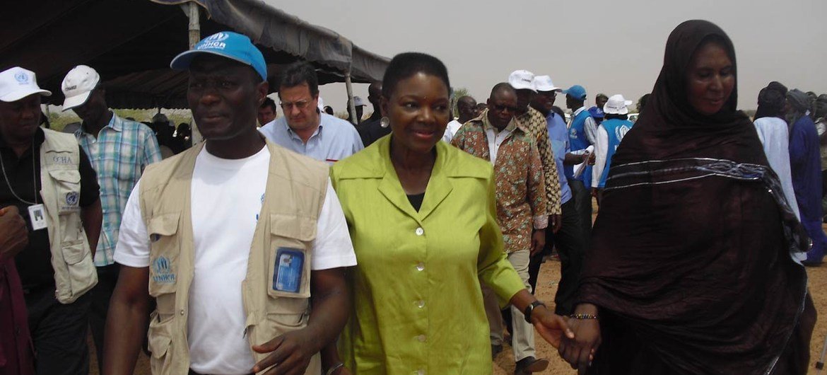 Representatives from UNHCR guide humanitarian chief Valerie Amos (centre) through a refugee camp in Mentanao, Burkina Faso.