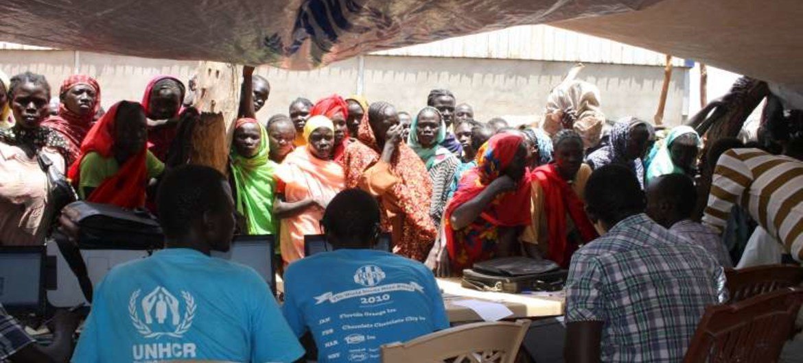UNHCR's help desk in Yida issues food distribution tokens to Sudanese refugees who have lost theirs. UNHCR/V. Tan