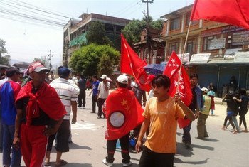 Des manifestants à Katmandou demandent l'adoption d'une nouvelle constitution.