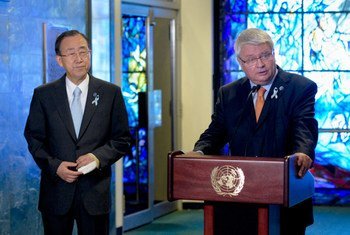 Le Secrétaire général adjoint aux opérations de maintien de la paix, Hervé Ladsous (à droite) avec le Secrétaire général Ban Ki-moon. Photo ONU/E. Debebe