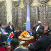 Le Secrétaire général Ban Ki-moon et le Président de l’Assemblée générale, Abdulaziz Al-Nasser, s'entretiennent avec le Cheikh Charif Cheikh Ahmed, Président du Gouvernement fédéral de transition de Somalie, à Mogadiscio, en décembre 2011.