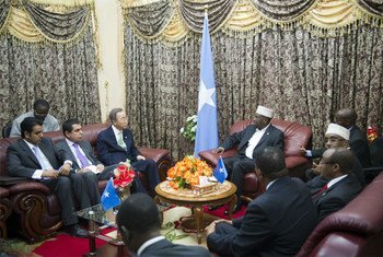 Le Secrétaire général Ban Ki-moon et le Président de l’Assemblée générale, Abdulaziz Al-Nasser, s'entretiennent avec le Cheikh Charif Cheikh Ahmed, Président du Gouvernement fédéral de transition de Somalie, à Mogadiscio, en décembre 2011.