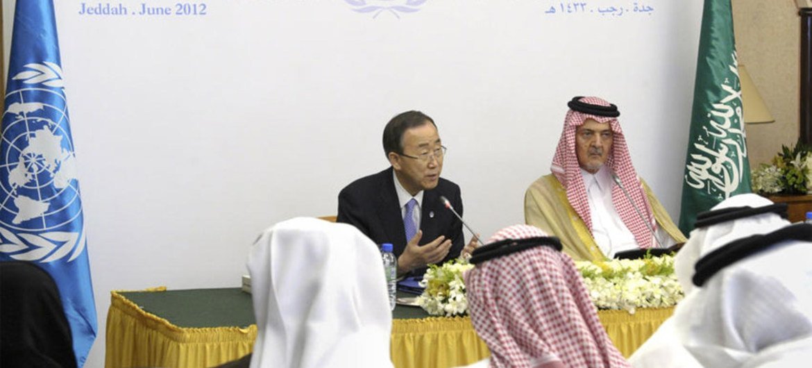 Le Secrétaire général Ban Ki-moon lors d'une conférence de presse conjointe avec le Prince Saud Al-Faisal, Ministre des affaires étrangères de l'Arabie saoudite.