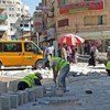 Des travailleurs palestiniens réhabilitent une rue de la ville de Ramallah.