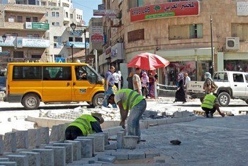 Des travailleurs palestiniens réhabilitent une rue de la ville de Ramallah.