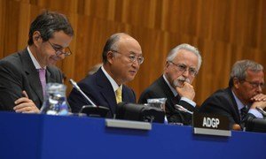 IAEA Director General Yukiya Amano (second left) addresses Board of Governors meeting.