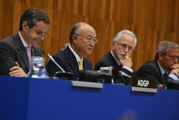 IAEA Director General Yukiya Amano (second left) addresses Board of Governors meeting.