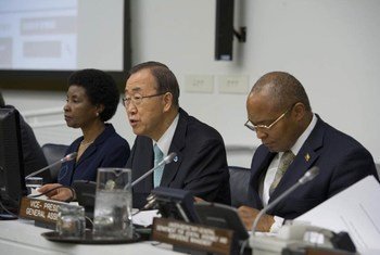 Le Secrétaire général Ban Ki-moon 'au centre) lance le site Internet du "Cadre de mise en oeuvre intégré" pour mesurer les progrès vers la réalisation des OMD.