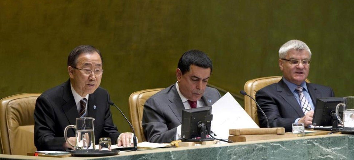 Secretary-General Ban Ki-moon (left) briefs the General Assembly on the situation in Syria.