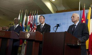 Secretary-General Ban Ki-moon (C) flanked by Joint Special Envoy, Kofi Annan (L), and Secretary-General of the Arab League, Nabil Elaraby, speaks to press.