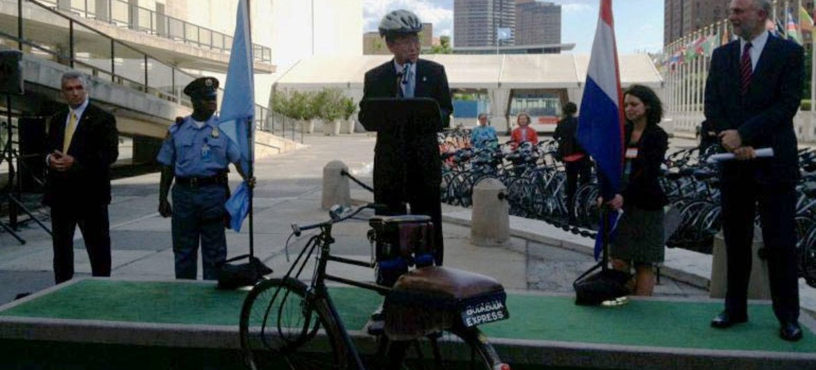 Secretary-General Ban Ki-moon addresses UN Bike Ride in support of Rio+20.