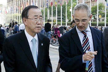 Secretary-General Ban Ki-moon (left) is informed by his spokesperson, Martin Nesirky, of the killing of seven peacekeepers in Côte d’Ivoire.