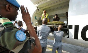 Rapatriement des corps des sept Casques bleus du Niger tués en Côte d'Ivoire le 8 juin 2012. Photo ONU/Patricia Esteve