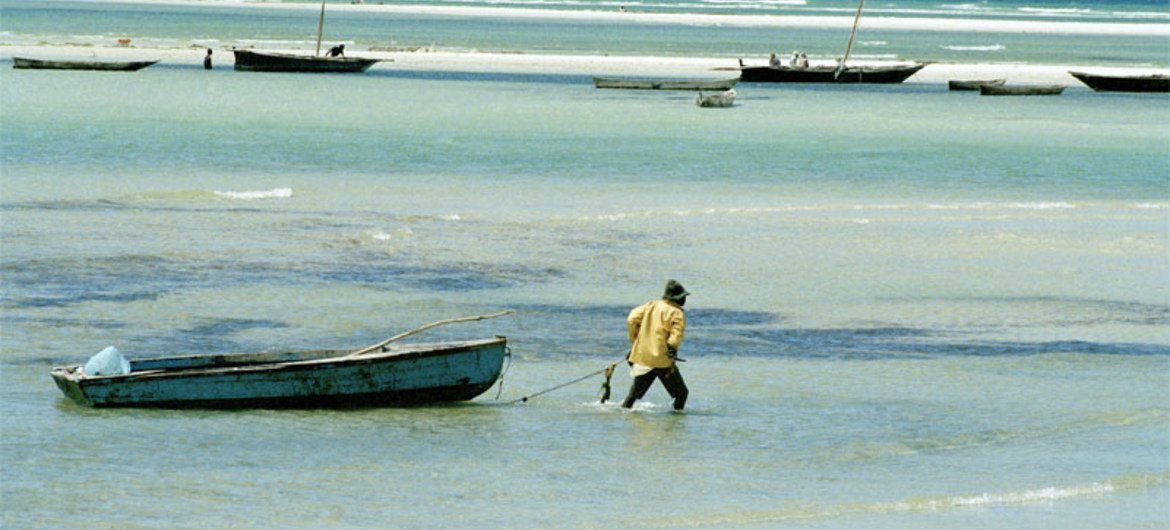 Des pêcheurs aux abords de Dar es Salaam, près de la Tanzanie. ONU Photo/Milton Grant