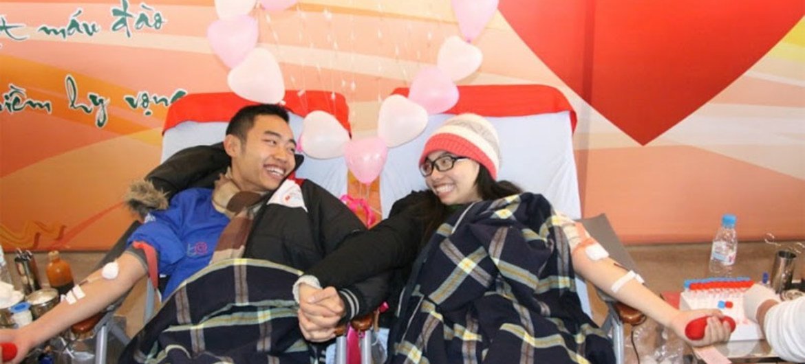 El 14 de junio es el En el Día Mundial del Donante de Sangre. Una joven pareja dona su sangre durante el festival Primavera Rosa en la capital de Vietnam, Hanoi. 