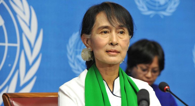 Aung San Suu Kyi está detida desde um golpe militar que aconteceu em fevereiro do ano passado e enfrenta 12 acusações