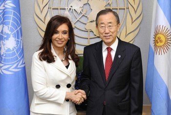 Secretary-General Ban Ki-moon (right) with President Cristina Fernández of Argentina.