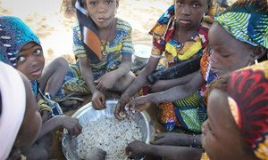 Young girls eat a mid-day meal at a WFP school feeding centre in Guidam Makadam, Niger.