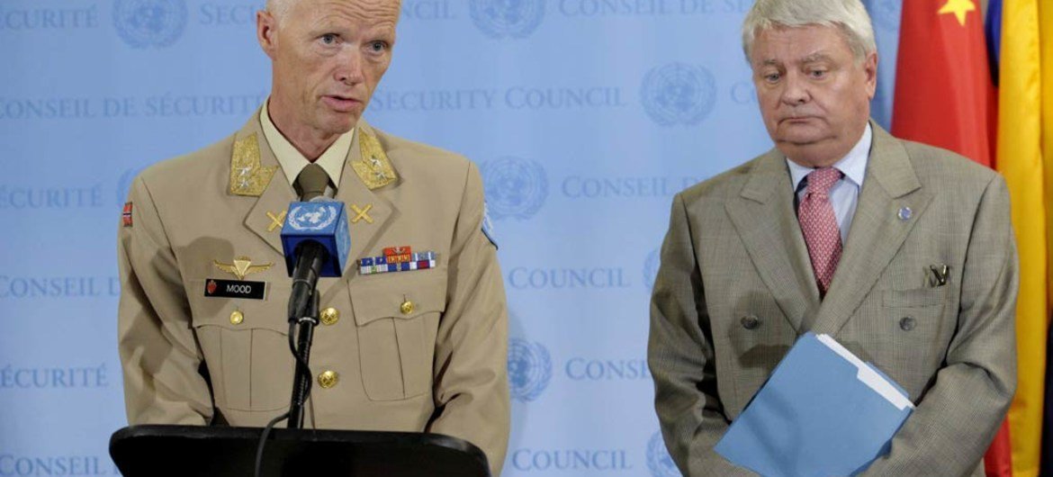 Head of the UN Supervision Mission in Syria and Chief Military Observer Major-General Robert Mood (left) and peacekeeping chief Hervé Ladsous brief press.