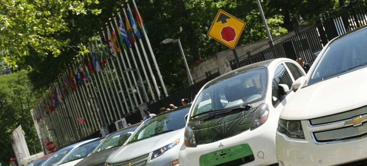 Los vehículos eléctricos son ecológicos y pueden ayudar a reducir las emisiones contaminantes. Foto de archivo: ONU/JC McIlwaine