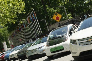 Los vehículos eléctricos son ecológicos y pueden ayudar a reducir las emisiones contaminantes. Foto de archivo: ONU/JC McIlwaine