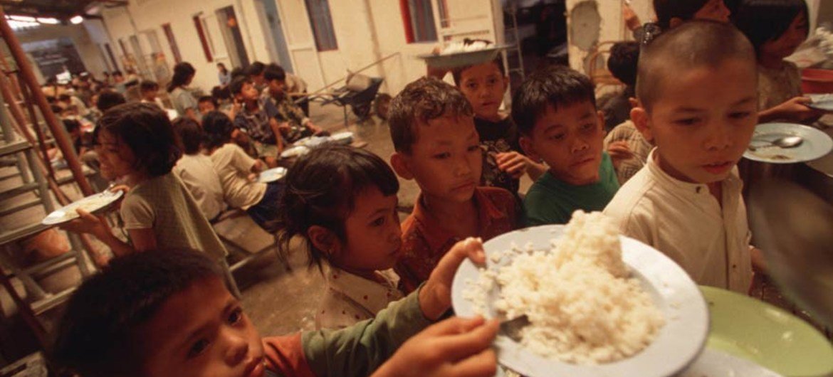 Des enfants de la rue recoivent un repas distribué par une ONG locale.