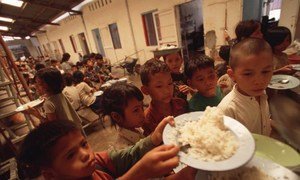 Des enfants de la rue recoivent un repas distribué par une ONG locale.