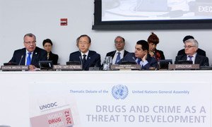 Le Directeur exécutif de l'ONUDC, Yuri Fedotov, aux côtés du Secrétaire général de l'ONU, Ban Ki-moon, et du Président de l'Assemblée générale, Nassir Abdulaziz Al-Nasser, lors d'un débat thématique de l'Assemblée sur l'impact des trafics de drogue et du crime sur le développement.