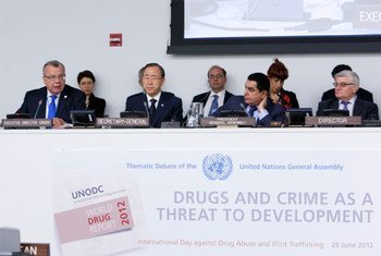 Le Directeur exécutif de l'ONUDC, Yuri Fedotov, aux côtés du Secrétaire général de l'ONU, Ban Ki-moon, et du Président de l'Assemblée générale, Nassir Abdulaziz Al-Nasser, lors d'un débat thématique de l'Assemblée sur l'impact des trafics de drogue et du crime sur le développement.