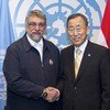 Le Secrétaire général de l’ONU, Ban Ki-moon (à droite) avec le Président du Paraguay Fernando Lugo Mendez. Photo ONU/Eskinder Debebe