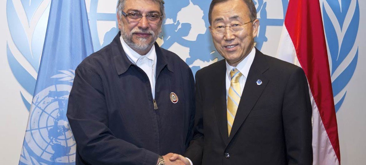Le Secrétaire général de l’ONU, Ban Ki-moon (à droite) avec le Président du Paraguay Fernando Lugo Mendez. Photo ONU/Eskinder Debebe