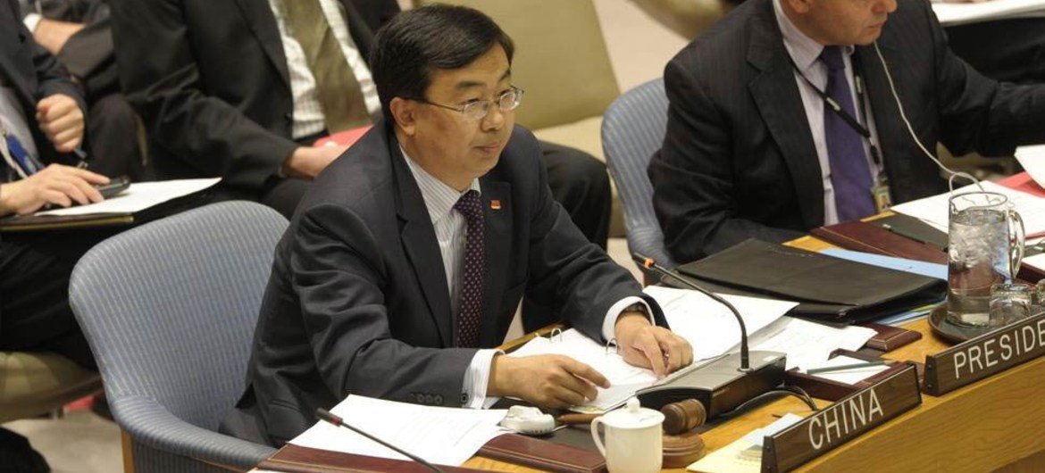 Amb. Li Baodong of China (left), presides over Security Council meeting.