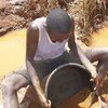 Extracción de oro de aluvión. Foto de archivo: IRIN/Kenneth Odiwuo