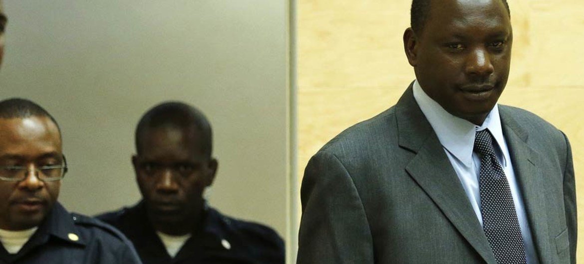 Thomas Lubanga Dyilo (à droite) écoute le verdict rendu à son encontre par la Cour pénale internationale le 10 juillet.