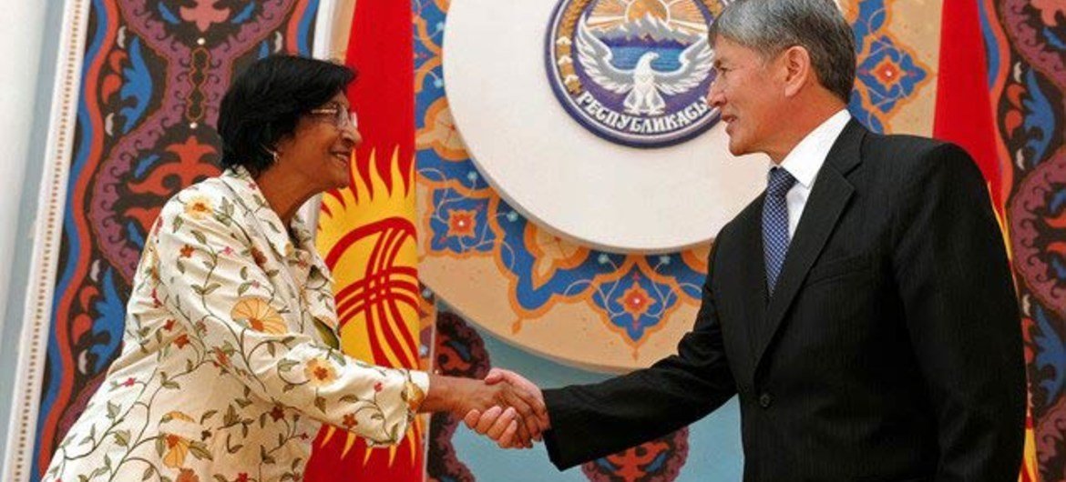 UN human rights chief Navi Pillay (left) meets President of Kyrgyzstan Almazbek Atambayev.