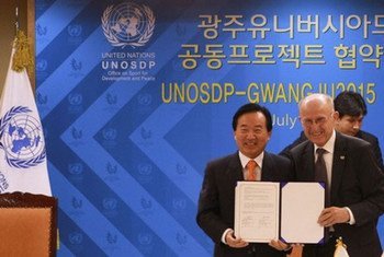 UN Special Adviser on Sport for Development and Peace, Wilfried Lemke, and Gwangju Mayor and GUOC Co-Chairman, Kang Un-Tae at the signing of the agreement.