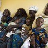 Des mères avec leurs bébés attendent dans un centre de santé maternel à Niamey au Niger, où le PAM distribue des rations alimentaires.